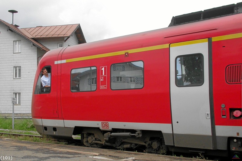 Bahn 101.jpg - Ein Triebzug BR 612 mit Neigetechnik - RegioSwinger - bereit zur Abfahrt aus Oberstaufen.